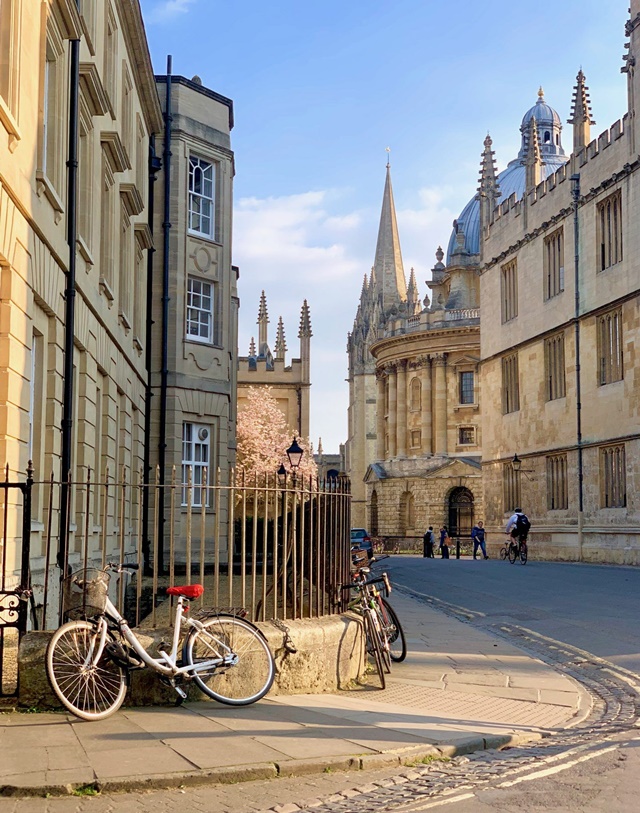 United Kingdom: A land of historic castles, vibrant cities, stunning landscapes, and rich traditions. 