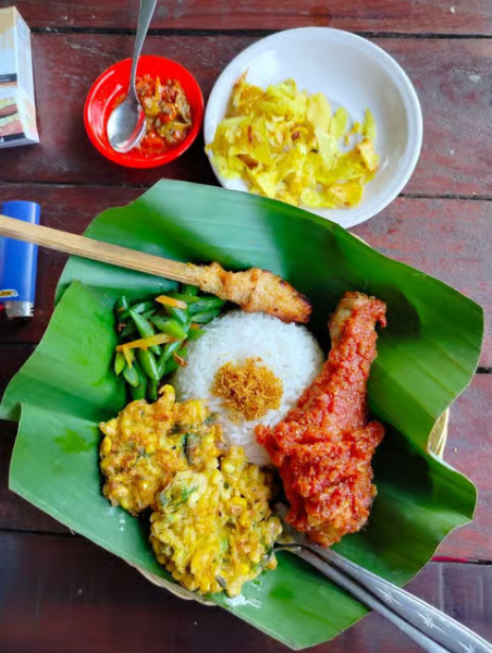 Bali: Munduk Waterfalls Trek Twin Lakes and Temple Tour | ®ExcursionMania
