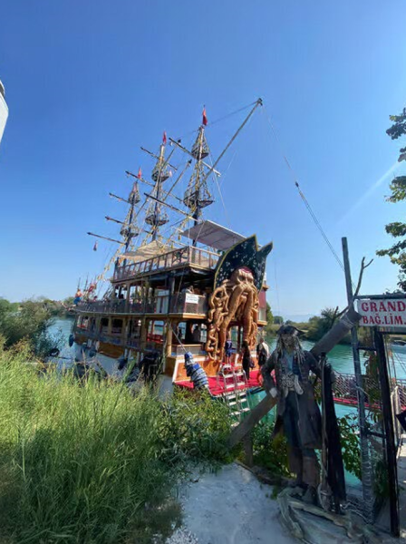 Side: Dolphin Island Boat Trip with Lunch & Unlimited Drinks | ®ExcursionMania