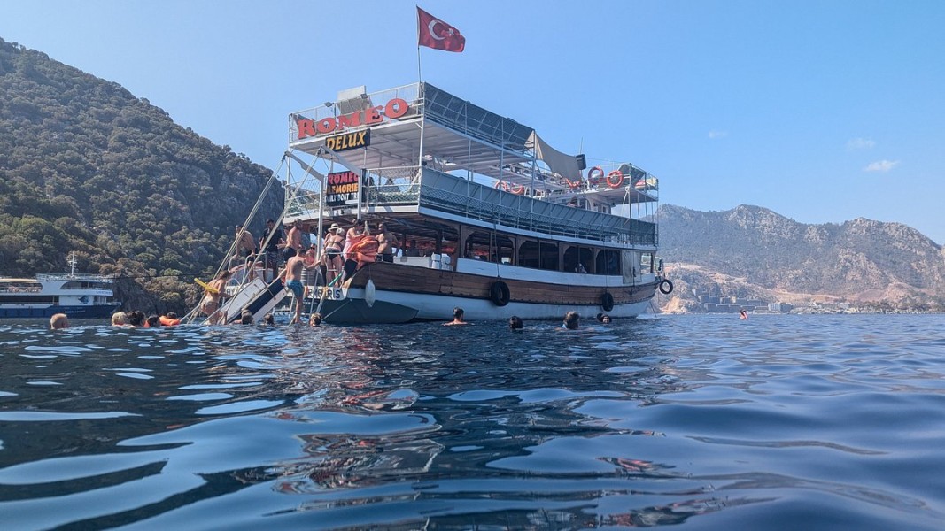 Marmaris: Boat Trip with Unlimited Drinks and BBQ Lunch | ®ExcursionMania