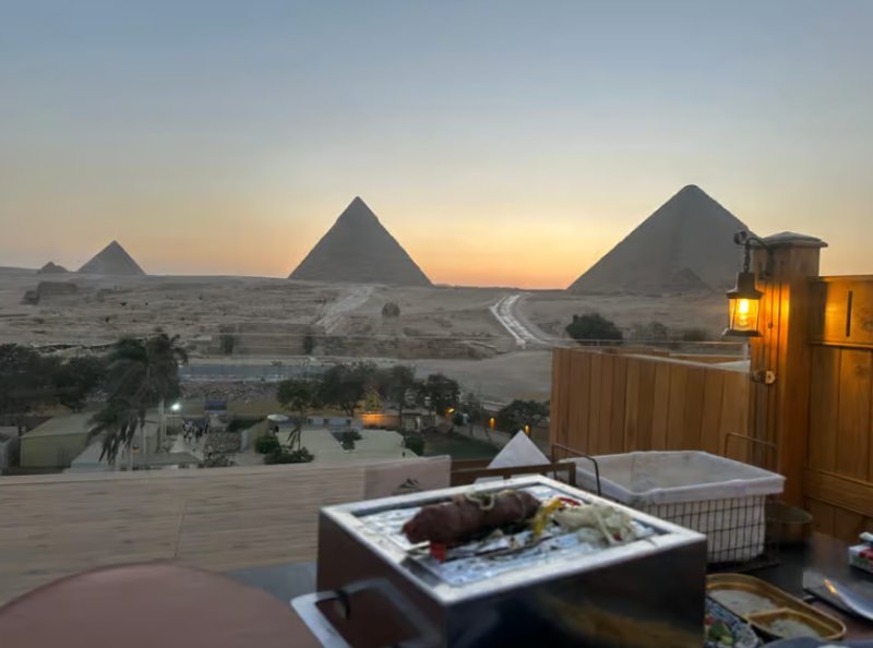 Cairo: Dinner at The Great Pyramid Inn with Hotel Transfers | ®ExcursionMania