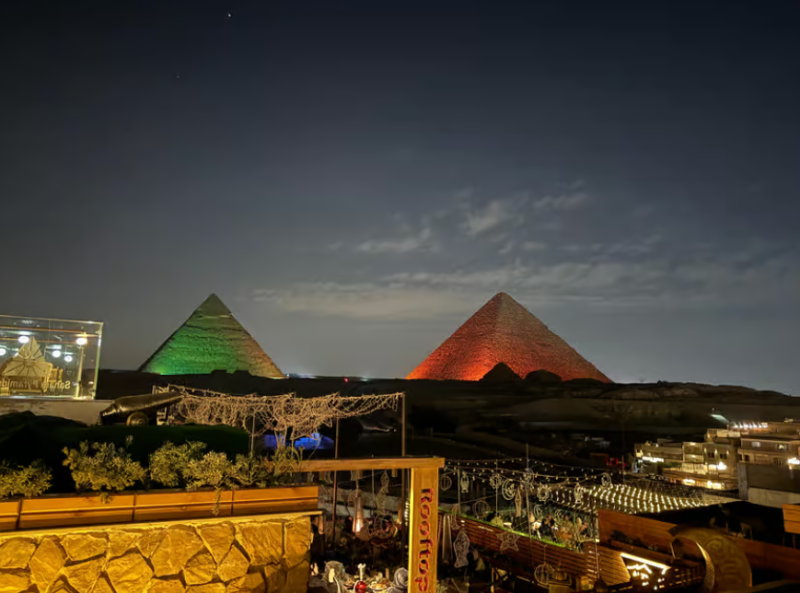 Cairo: Dinner at The Great Pyramid Inn with Hotel Transfers | ®ExcursionMania