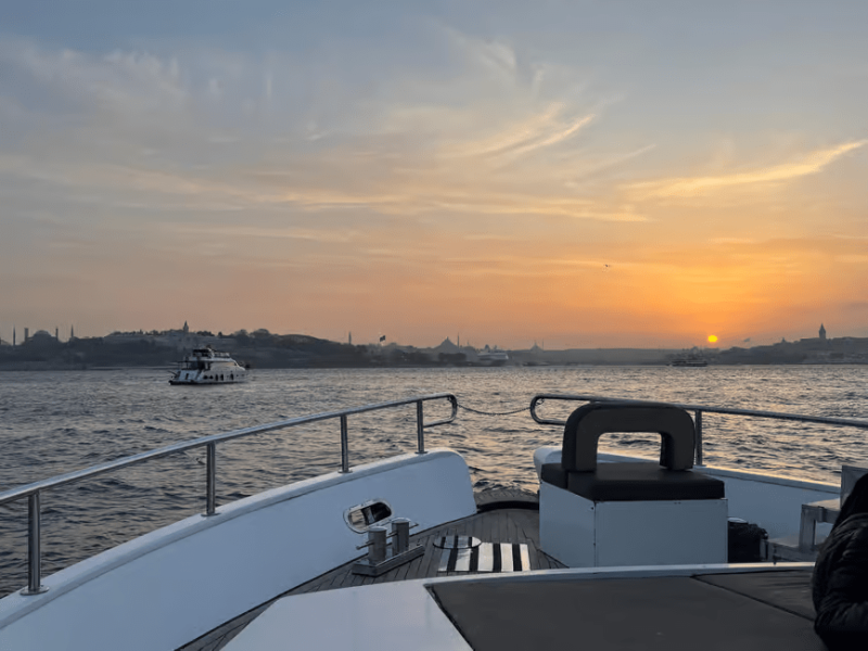 Istanbul: Bosphorus Sunset Cruise Experience with Live Guide | ®ExcursionMania