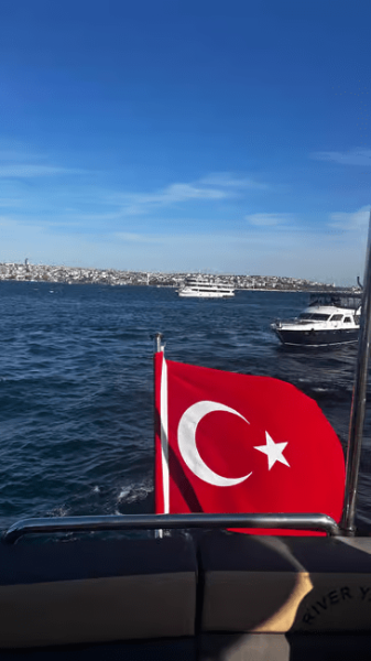 Istanbul: Bosphorus Sunset Cruise Experience with Live Guide | ®ExcursionMania