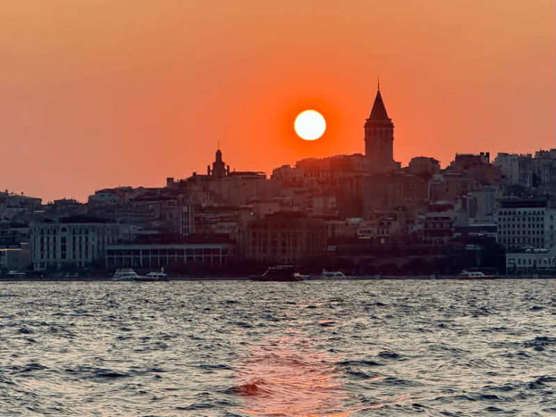 Istanbul: Bosphorus Sunset Cruise Experience with Live Guide | ®ExcursionMania