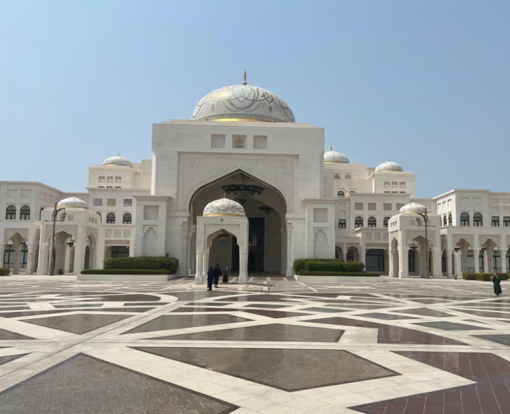From Abu Dhabi: Grand Mosque Royal Palace and Etihad Tower | ®ExcursionMania