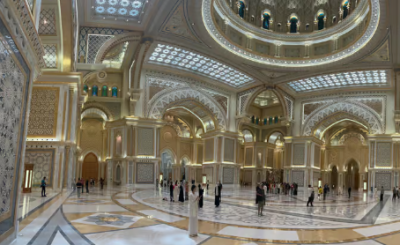 From Abu Dhabi: Grand Mosque Royal Palace and Etihad Tower | ®ExcursionMania