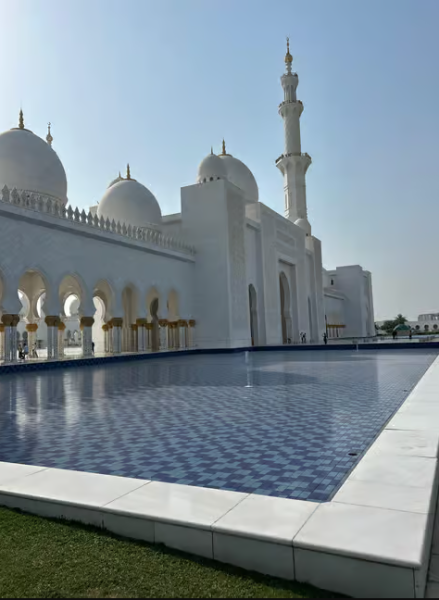 From Abu Dhabi: Grand Mosque Royal Palace and Etihad Tower | ®ExcursionMania