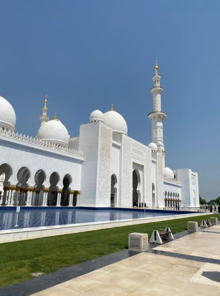 From Abu Dhabi: Grand Mosque Royal Palace and Etihad Tower | ®ExcursionMania
