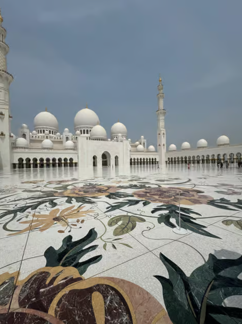From Abu Dhabi: Grand Mosque Royal Palace and Etihad Tower | ®ExcursionMania