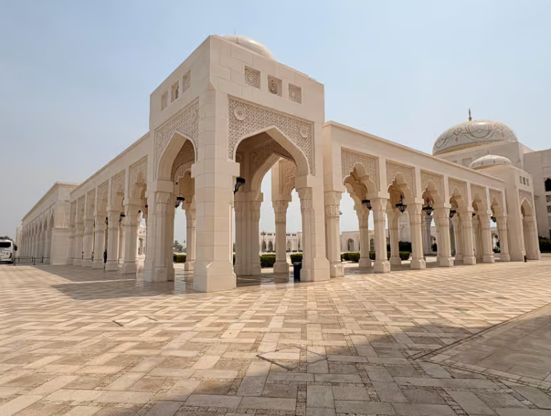From Abu Dhabi: Grand Mosque Royal Palace and Etihad Tower | ®ExcursionMania
