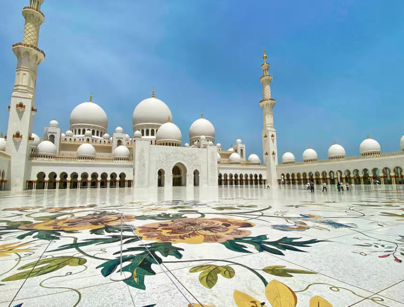 From Abu Dhabi: Grand Mosque Royal Palace and Etihad Tower | ®ExcursionMania