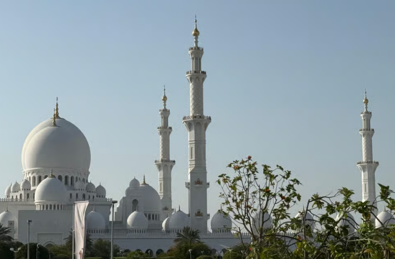 From Abu Dhabi: Grand Mosque Royal Palace and Etihad Tower | ®ExcursionMania