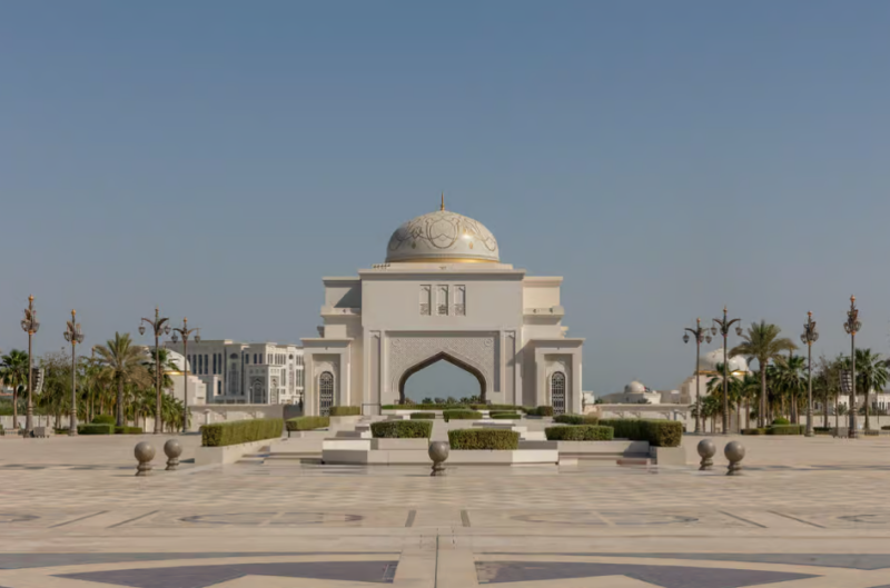 From Abu Dhabi: Grand Mosque Royal Palace and Etihad Tower | ®ExcursionMania