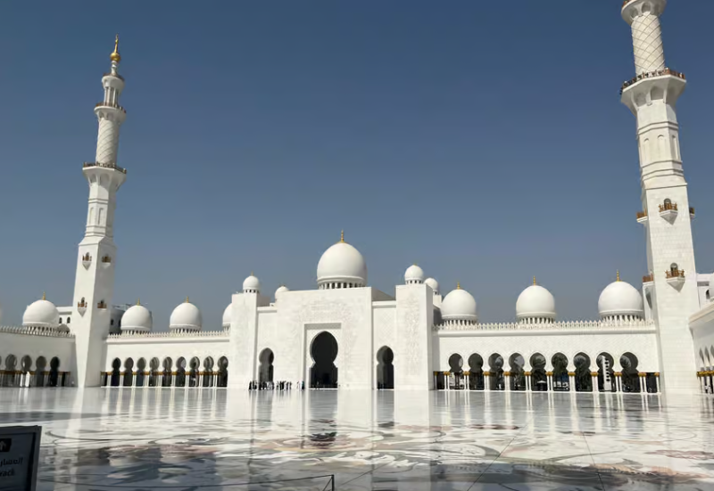From Abu Dhabi: Grand Mosque Royal Palace and Etihad Tower | ®ExcursionMania