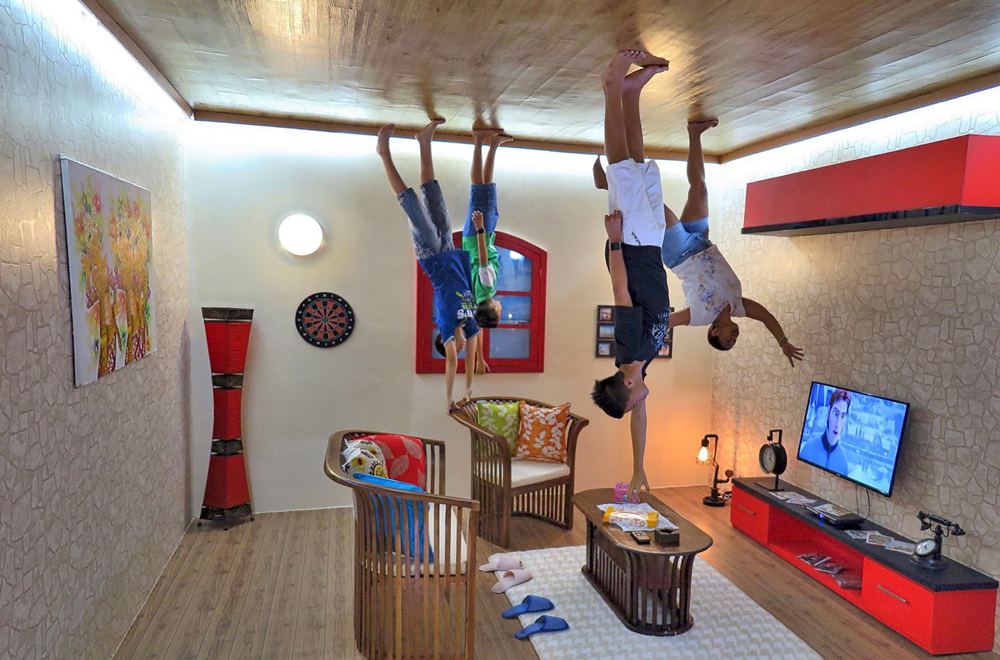 upside down house photo experience